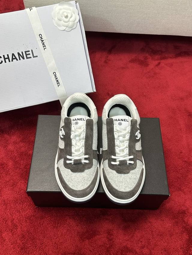 厂价 Chanel 24B早秋上新 运动鞋各大平台热卖单品~也是网红达人穿搭首选小香整个系列已全面升级 鞋面增加更多时尚元素 鞋面用料拼接鞋面 牛皮+磨砂皮+原